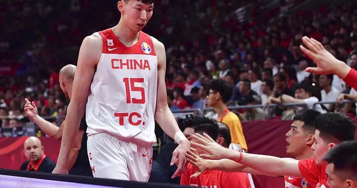 杜兰特关键时刻隔扣加福德打成2+1制胜得到28分、5个篮板和5次助攻，布克得到27分和8次助攻，他们率队末节上演翻盘好戏，太阳队在主场以112-108逆转战胜华盛顿奇才队（4胜21负）。